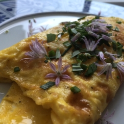 Omelette with chives and flowers